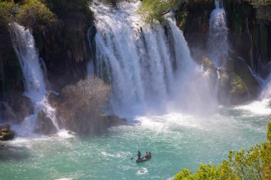 Kravice şelalesi kabaca 25 metre yüksekliğindedir ve 20 şelaleye ayrılmıştır, aşağıdaki göl 120 metre yarıçapındadır..