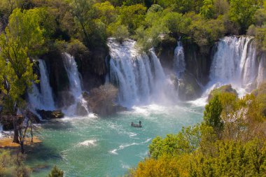 Kravice şelalesi kabaca 25 metre yüksekliğindedir ve 20 şelaleye ayrılmıştır, aşağıdaki göl 120 metre yarıçapındadır..