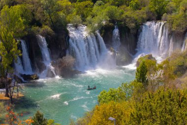 Kravice şelalesi kabaca 25 metre yüksekliğindedir ve 20 şelaleye ayrılmıştır, aşağıdaki göl 120 metre yarıçapındadır..