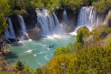 Kravice şelalesi kabaca 25 metre yüksekliğindedir ve 20 şelaleye ayrılmıştır, aşağıdaki göl 120 metre yarıçapındadır..