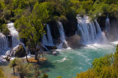 Kravice şelalesi kabaca 25 metre yüksekliğindedir ve 20 şelaleye ayrılmıştır, aşağıdaki göl 120 metre yarıçapındadır..
