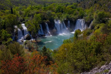 Kravice şelalesi kabaca 25 metre yüksekliğindedir ve 20 şelaleye ayrılmıştır, aşağıdaki göl 120 metre yarıçapındadır..