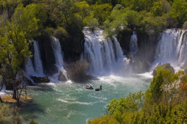 Kravice şelalesi kabaca 25 metre yüksekliğindedir ve 20 şelaleye ayrılmıştır, aşağıdaki göl 120 metre yarıçapındadır..