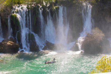 Kravice şelalesi kabaca 25 metre yüksekliğindedir ve 20 şelaleye ayrılmıştır, aşağıdaki göl 120 metre yarıçapındadır..