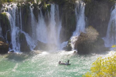 Kravice şelalesi kabaca 25 metre yüksekliğindedir ve 20 şelaleye ayrılmıştır, aşağıdaki göl 120 metre yarıçapındadır..