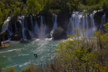 Kravice şelalesi kabaca 25 metre yüksekliğindedir ve 20 şelaleye ayrılmıştır, aşağıdaki göl 120 metre yarıçapındadır..