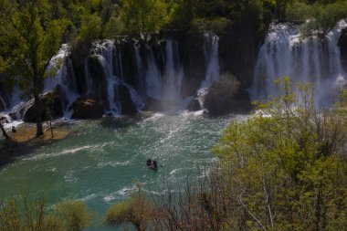 Kravice şelalesi kabaca 25 metre yüksekliğindedir ve 20 şelaleye ayrılmıştır, aşağıdaki göl 120 metre yarıçapındadır..