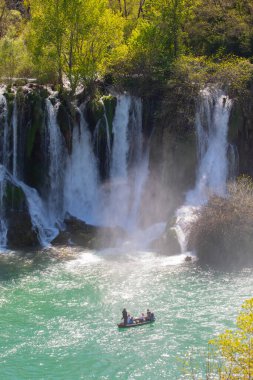 Kravice şelalesi kabaca 25 metre yüksekliğindedir ve 20 şelaleye ayrılmıştır, aşağıdaki göl 120 metre yarıçapındadır..