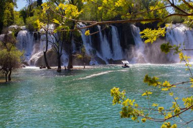 Kravice şelalesi kabaca 25 metre yüksekliğindedir ve 20 şelaleye ayrılmıştır, aşağıdaki göl 120 metre yarıçapındadır..