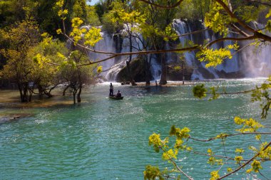 Kravice şelalesi kabaca 25 metre yüksekliğindedir ve 20 şelaleye ayrılmıştır, aşağıdaki göl 120 metre yarıçapındadır..