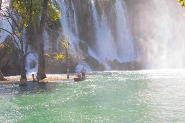 Kravice şelalesi kabaca 25 metre yüksekliğindedir ve 20 şelaleye ayrılmıştır, aşağıdaki göl 120 metre yarıçapındadır..