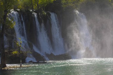 Kravice şelalesi kabaca 25 metre yüksekliğindedir ve 20 şelaleye ayrılmıştır, aşağıdaki göl 120 metre yarıçapındadır..