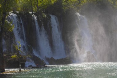 Kravice şelalesi kabaca 25 metre yüksekliğindedir ve 20 şelaleye ayrılmıştır, aşağıdaki göl 120 metre yarıçapındadır..