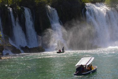 Kravice şelalesi kabaca 25 metre yüksekliğindedir ve 20 şelaleye ayrılmıştır, aşağıdaki göl 120 metre yarıçapındadır..