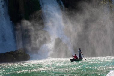 Kravice şelalesi kabaca 25 metre yüksekliğindedir ve 20 şelaleye ayrılmıştır, aşağıdaki göl 120 metre yarıçapındadır..
