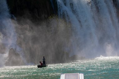 Kravice şelalesi kabaca 25 metre yüksekliğindedir ve 20 şelaleye ayrılmıştır, aşağıdaki göl 120 metre yarıçapındadır..