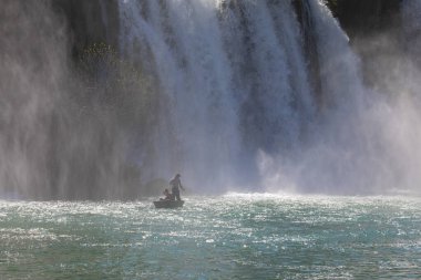 Kravice şelalesi kabaca 25 metre yüksekliğindedir ve 20 şelaleye ayrılmıştır, aşağıdaki göl 120 metre yarıçapındadır..