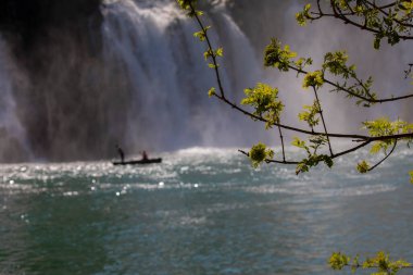 Kravice şelalesi kabaca 25 metre yüksekliğindedir ve 20 şelaleye ayrılmıştır, aşağıdaki göl 120 metre yarıçapındadır..