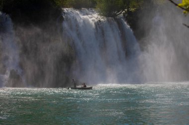 Kravice şelalesi kabaca 25 metre yüksekliğindedir ve 20 şelaleye ayrılmıştır, aşağıdaki göl 120 metre yarıçapındadır..