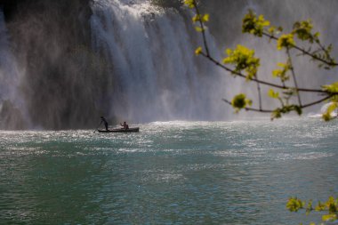 Kravice şelalesi kabaca 25 metre yüksekliğindedir ve 20 şelaleye ayrılmıştır, aşağıdaki göl 120 metre yarıçapındadır..