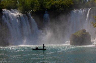 Kravice şelalesi kabaca 25 metre yüksekliğindedir ve 20 şelaleye ayrılmıştır, aşağıdaki göl 120 metre yarıçapındadır..