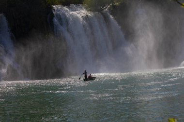 Kravice şelalesi kabaca 25 metre yüksekliğindedir ve 20 şelaleye ayrılmıştır, aşağıdaki göl 120 metre yarıçapındadır..