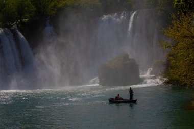 Kravice şelalesi kabaca 25 metre yüksekliğindedir ve 20 şelaleye ayrılmıştır, aşağıdaki göl 120 metre yarıçapındadır..