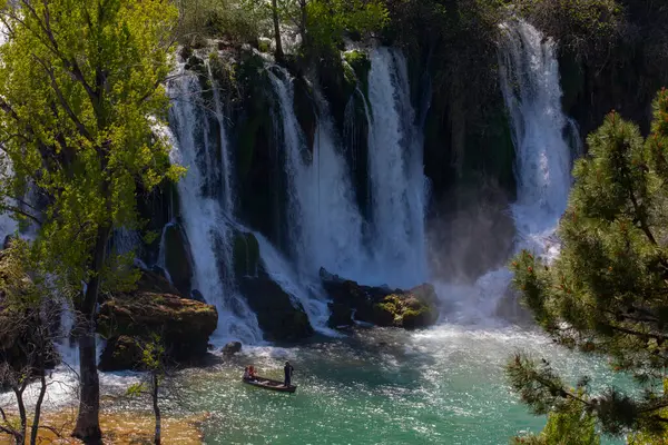 Kravice şelalesi kabaca 25 metre yüksekliğindedir ve 20 şelaleye ayrılmıştır, aşağıdaki göl 120 metre yarıçapındadır..