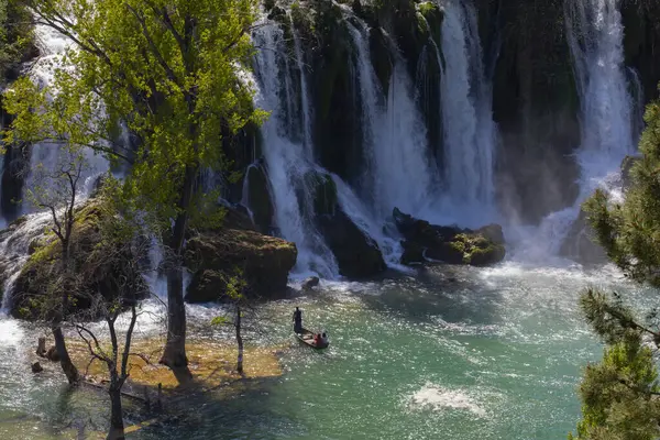 Kravice şelalesi kabaca 25 metre yüksekliğindedir ve 20 şelaleye ayrılmıştır, aşağıdaki göl 120 metre yarıçapındadır..