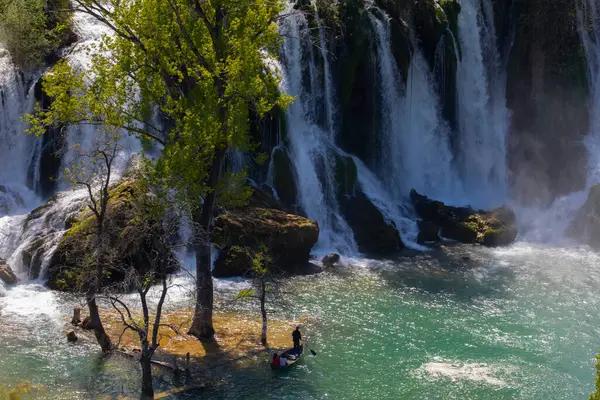 Kravice şelalesi kabaca 25 metre yüksekliğindedir ve 20 şelaleye ayrılmıştır, aşağıdaki göl 120 metre yarıçapındadır..