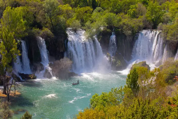 Kravice şelalesi kabaca 25 metre yüksekliğindedir ve 20 şelaleye ayrılmıştır, aşağıdaki göl 120 metre yarıçapındadır..