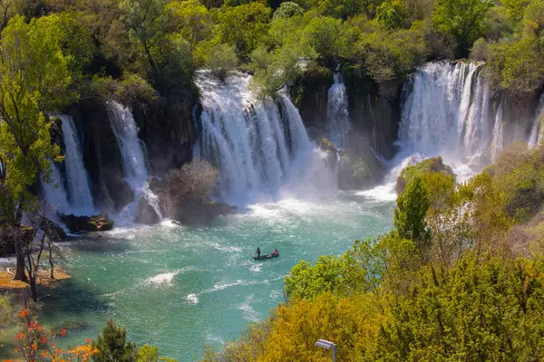 Kravice şelalesi kabaca 25 metre yüksekliğindedir ve 20 şelaleye ayrılmıştır, aşağıdaki göl 120 metre yarıçapındadır..