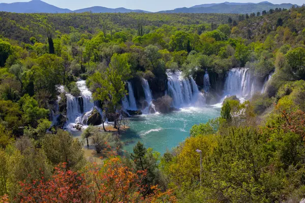 Kravice şelalesi kabaca 25 metre yüksekliğindedir ve 20 şelaleye ayrılmıştır, aşağıdaki göl 120 metre yarıçapındadır..
