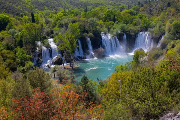 Kravice şelalesi kabaca 25 metre yüksekliğindedir ve 20 şelaleye ayrılmıştır, aşağıdaki göl 120 metre yarıçapındadır..