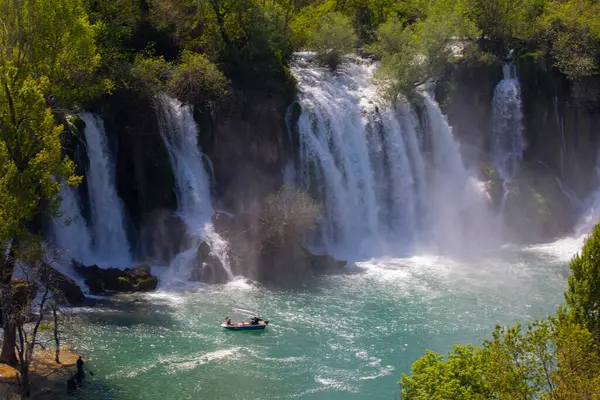 Kravice şelalesi kabaca 25 metre yüksekliğindedir ve 20 şelaleye ayrılmıştır, aşağıdaki göl 120 metre yarıçapındadır..