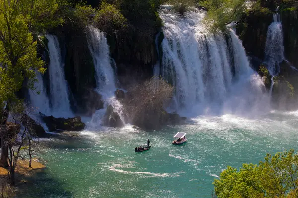 Kravice şelalesi kabaca 25 metre yüksekliğindedir ve 20 şelaleye ayrılmıştır, aşağıdaki göl 120 metre yarıçapındadır..