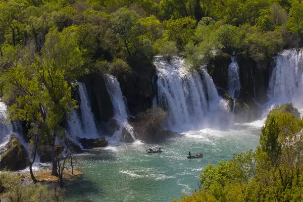 Kravice şelalesi kabaca 25 metre yüksekliğindedir ve 20 şelaleye ayrılmıştır, aşağıdaki göl 120 metre yarıçapındadır..