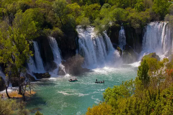 Kravice şelalesi kabaca 25 metre yüksekliğindedir ve 20 şelaleye ayrılmıştır, aşağıdaki göl 120 metre yarıçapındadır..