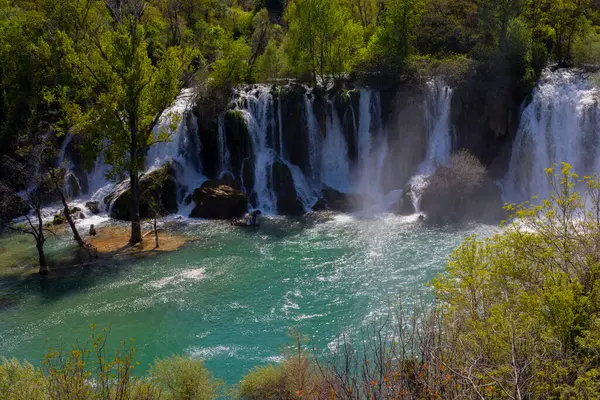 Kravice şelalesi kabaca 25 metre yüksekliğindedir ve 20 şelaleye ayrılmıştır, aşağıdaki göl 120 metre yarıçapındadır..