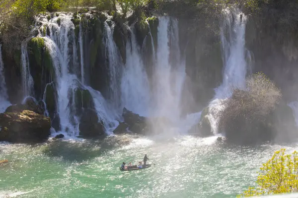 Kravice şelalesi kabaca 25 metre yüksekliğindedir ve 20 şelaleye ayrılmıştır, aşağıdaki göl 120 metre yarıçapındadır..