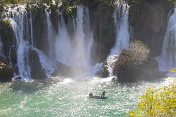 Kravice şelalesi kabaca 25 metre yüksekliğindedir ve 20 şelaleye ayrılmıştır, aşağıdaki göl 120 metre yarıçapındadır..
