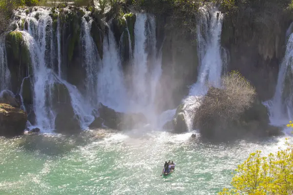 Kravice şelalesi kabaca 25 metre yüksekliğindedir ve 20 şelaleye ayrılmıştır, aşağıdaki göl 120 metre yarıçapındadır..
