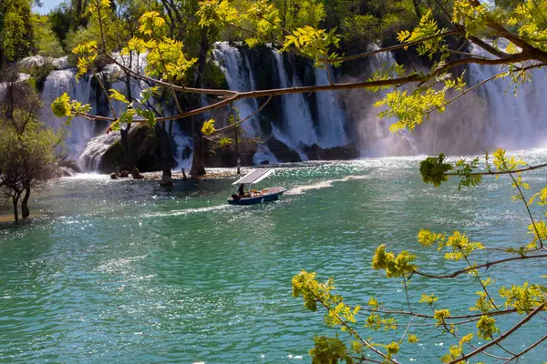 Kravice şelalesi kabaca 25 metre yüksekliğindedir ve 20 şelaleye ayrılmıştır, aşağıdaki göl 120 metre yarıçapındadır..