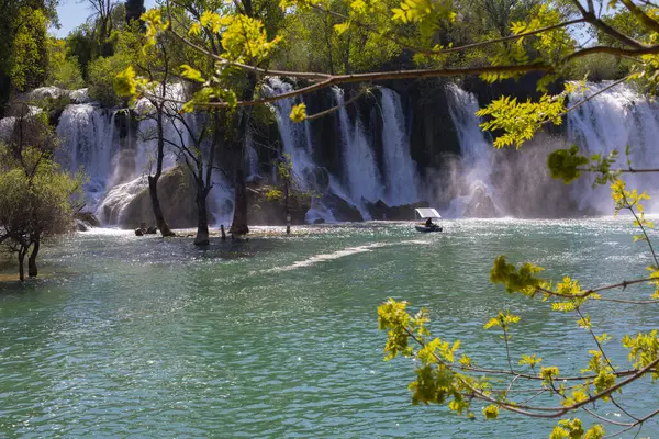 Kravice şelalesi kabaca 25 metre yüksekliğindedir ve 20 şelaleye ayrılmıştır, aşağıdaki göl 120 metre yarıçapındadır..