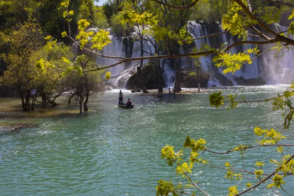 Kravice şelalesi kabaca 25 metre yüksekliğindedir ve 20 şelaleye ayrılmıştır, aşağıdaki göl 120 metre yarıçapındadır..