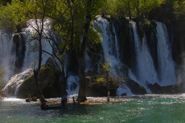 Kravice şelalesi kabaca 25 metre yüksekliğindedir ve 20 şelaleye ayrılmıştır, aşağıdaki göl 120 metre yarıçapındadır..