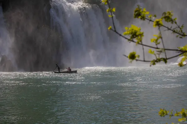 Kravice şelalesi kabaca 25 metre yüksekliğindedir ve 20 şelaleye ayrılmıştır, aşağıdaki göl 120 metre yarıçapındadır..