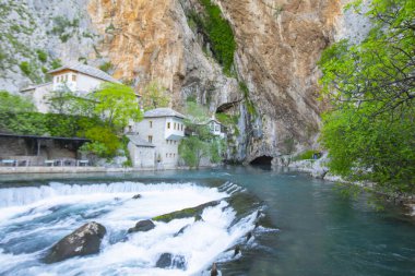 Blagaj Tekke, Bosna-Hersek 'in Mostar bölgesindeki Blagaj şehir merkezi yakınlarındaki Buna Nehri' nin kaynağında inşa edilmiş bir tekke. Konuk evi ve mezar doğayla iç içe.,