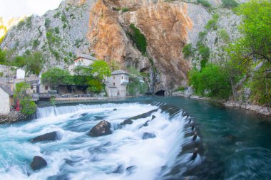 Blagaj Tekke, Bosna-Hersek 'in Mostar bölgesindeki Blagaj şehir merkezi yakınlarındaki Buna Nehri' nin kaynağında inşa edilmiş bir tekke. Konuk evi ve mezar doğayla iç içe.,