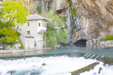 Blagaj Tekke, Bosna-Hersek 'in Mostar bölgesindeki Blagaj şehir merkezi yakınlarındaki Buna Nehri' nin kaynağında inşa edilmiş bir tekke. Konuk evi ve mezar doğayla iç içe.,